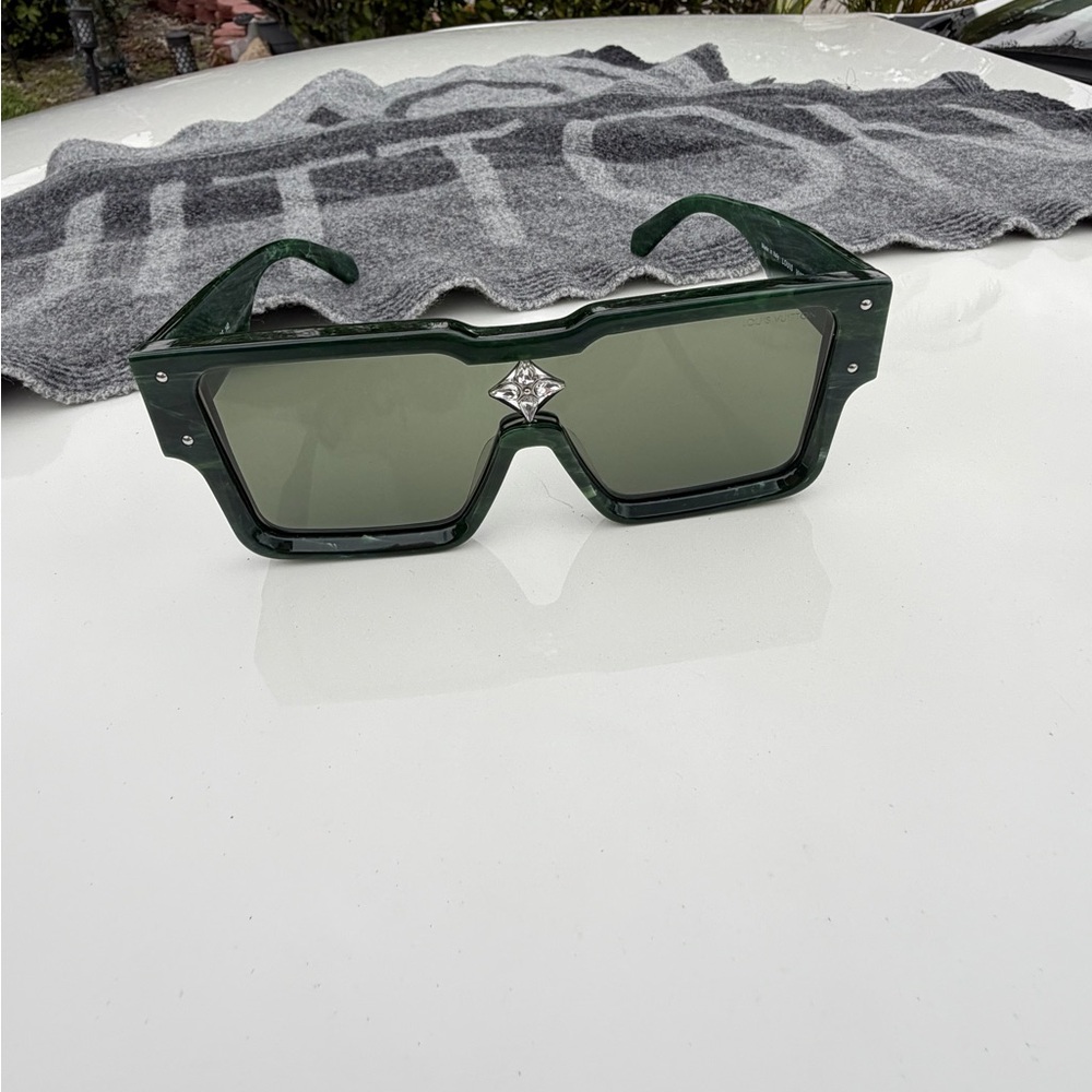 Louis Vuitton Green Sunglasses with Silver Accent - Picture 2 of 8